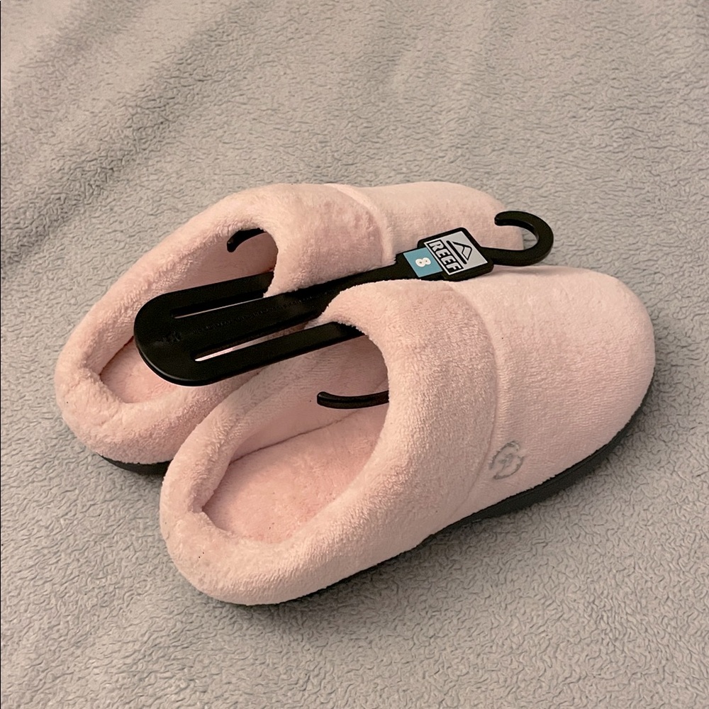 Isotoners Women’s Memory Foam Slippers light pink size 7.5-8 cozy, fuzzy, comfy